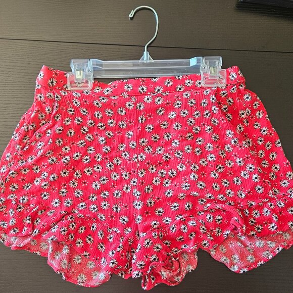 Cute red ruffled and floral shorts - Picture 1 of 5